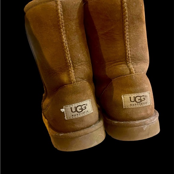 Ugg • Classic Short II • Size 5 - Picture 2 of 2